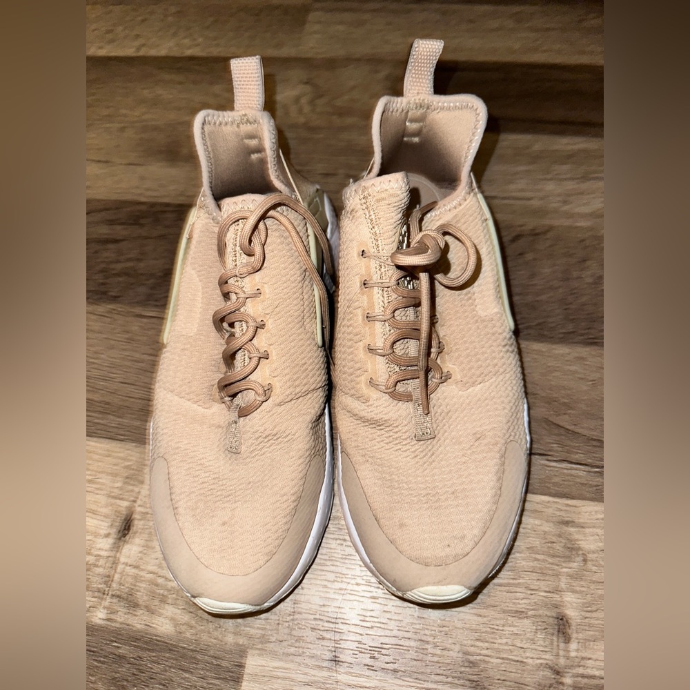 Tan huraches